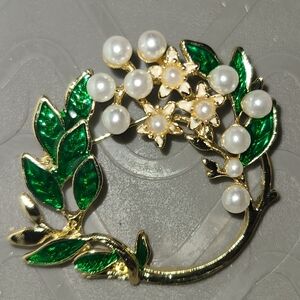 Pearl Gardenia 1-1/2" Vintage Avant Garde Circle Brooch Timeless Beauty